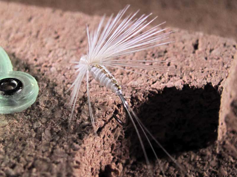 Mosca de León Gris perla estría plateada