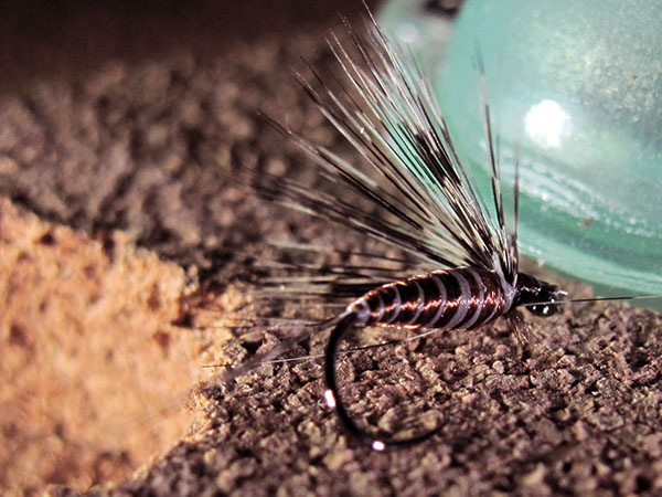 Mosca ahogada tabaco marrón pardo con pluma de León